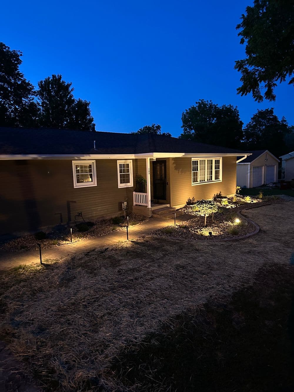 Gallery photos for Elegant Landscape Lighting Transformation: Image #2